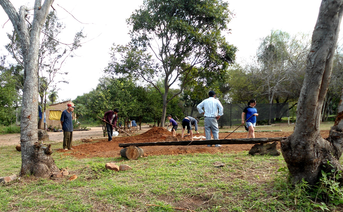 preparacion de suelo huerta comunitaria en Emboscada
