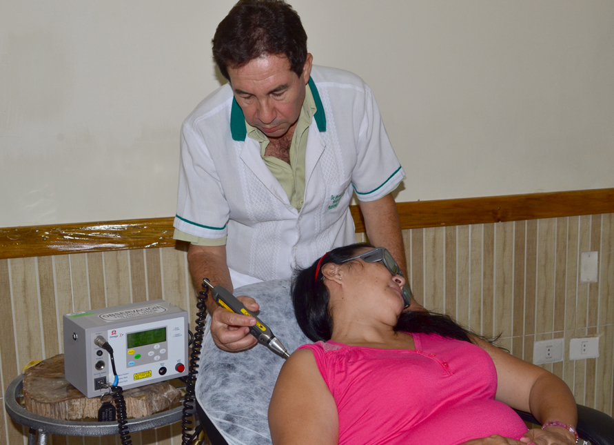 Tratamiento de dolores con laser frio por el Dr Hernan Candia Román en el Centro Naturista Salud & Belleza web
